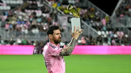 El delantero argentino del Inter de Miami, Lionel Messi, posa con la bota de oro de la MLS.