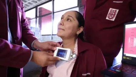 Doctores del IPN muestran el funcionamiento del estetoscopio.