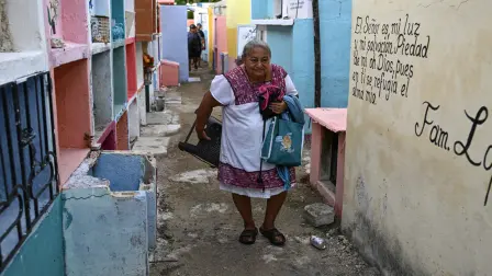 Día de Muertos en Campeche, México, en donde se acostumbra limpiar y sacar al sol los restos óseos de sus deudos.
