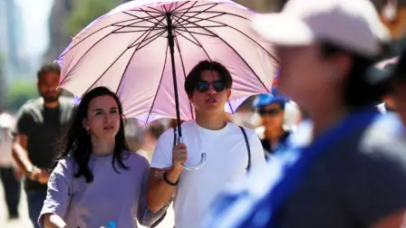 El frente frío número 10 comenzará a retirarse del territorio nacional este domingo, dejando un ambiente caluroso en gran parte del país. El SMN prevé temperaturas de hasta 40 °C en el norte y sureste, además de lluvias y chubascos dispersos en el sur y la Península de Yucatán.

Para más información del tema, visita: https://www.eleconomista.com.mx/politica/clima-mexico-hoy-domingo-26-octubre-frente-frio-10-aleja-habra-temperaturas-40-grados-norte-20251026-783512.html

¡Síguenos en nuestras redes sociales para mantenerte informado!

Twitter: https://twitter.com/eleconomista 
Facebook: https://www.facebook.com/ElEconomista.mx
Instagram: https://www.instagram.com/eleconomistamx
LinkedIn: https://www.linkedin.com/company/el-economista/

#ElEconomista #Clima