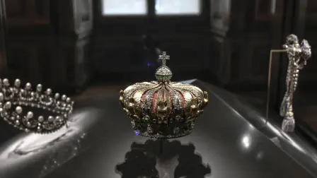 Se sospecha que ambos formaron parte del comando de cuatro individuos que el domingo pasado robó, en cuestión de minutos, ocho joyas de la corona de Francia de un valor estimado en más de 100 millones de dólares.

Para más información del tema, visita: https://www.eleconomista.com.mx/internacionales/detienen-dos-hombres-robo-joyas-museo-louvre-francia-20251026-783519.html

¡Síguenos en nuestras redes sociales para mantenerte informado!

Twitter: https://twitter.com/eleconomista 
Facebook: https://www.facebook.com/ElEconomista.mx
Instagram: https://www.instagram.com/eleconomistamx
LinkedIn: https://www.linkedin.com/company/el-economista/

#ElEconomista #MuseodelLouvre #Robo