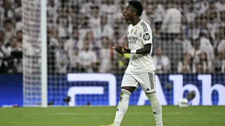 El delantero brasileño del Real Madrid, Vinicius Junior, reacciona tras ser sustituido.