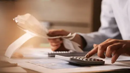 La Condusef asegura que este tipo de financiamiento puede subir en más de 100% el precio de los productos, debido a los altos intereses que generan, y alargar una deuda por años.

Para más información del tema, visita: https://www.eleconomista.com.mx/finanzaspersonales/trampa-financiera-cuotas-pagos-chiquitos-te-cuestan-crees-20251027-782148.html

¡Síguenos en nuestras redes sociales para mantenerte informado!

Twitter: https://twitter.com/eleconomista 
Facebook: https://www.facebook.com/ElEconomista.mx
Instagram: https://www.instagram.com/eleconomistamx
LinkedIn: https://www.linkedin.com/company/el-economista/

#ElEconomista #EETV