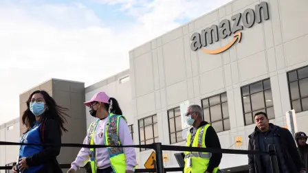 Amazon planea recortar hasta 30,000 puestos de trabajo corporativos a partir de este martes, ya que la empresa trabaja para reducir gastos y compensar el exceso de contratación durante el pico de demanda de la pandemia de Covid-19, según tres personas familiarizadas con el asunto.

Para más información del tema, visita: https://www.eleconomista.com.mx/empresas/amazon-planea-despedir-30-000-trabajadores-corporativos-partir-martes-20251027-783695.html

¡Síguenos en nuestras redes sociales para mantenerte informado!

Twitter: https://twitter.com/eleconomista 
Facebook: https://www.facebook.com/ElEconomista.mx
Instagram: https://www.instagram.com/eleconomistamx
LinkedIn: https://www.linkedin.com/company/el-economista/

#ElEconomista #EETV