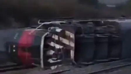 La Agencia Reguladora del Transporte Ferroviario informó del percance a la ASEA.

Para más información del tema, visita: https://www.eleconomista.com.mx/empresas/descarrila-tren-transportaba-etanol-alcohol-etilico-hidalgo-20251101-784587.html

¡Síguenos en nuestras redes sociales para mantenerte informado!

Twitter: https://twitter.com/eleconomista 
Facebook: https://www.facebook.com/ElEconomista.mx
Instagram: https://www.instagram.com/eleconomistamx
LinkedIn: https://www.linkedin.com/company/el-economista/

#ElEconomista #Tren #Hidalgo