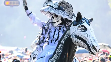Una catrina en el desfile del Día de Muertos en Ciudad de México. Eve Orea/Shutterstock