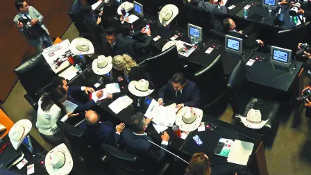 CIUDAD DE MÉXICO, 04NOVIEMBRE2025.- El senador Alejandro Moreno, Manuel Añorve y senadores del PRI exigieron justicia por el alcalde Carlos Manzo durante la Sesión Plenaria en el Senado de la República. FOTO: GRACIELA LÓPEZ/CUARTOSCURO.COM
