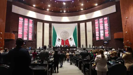 Luego de una maratónica sesión que se extendió hasta la mañana de este jueves, el pleno de la Cámara de Diputados aprobó tanto en lo general como en lo particular el Presupuesto de Egresos de la Federación (PEF) 2026, al cual se le realizaron 12 modificaciones para reasignar recursos a educación, medio ambientes, entre otros rubros.

Para más información del tema, visita: https://www.eleconomista.com.mx/economia/diputados-aprueban-particular-pef-2026-gasto-10-1-billones-pesos-20251106-785334.html

¡Síguenos en nuestras redes sociales para mantenerte informado!

Twitter: https://twitter.com/eleconomista 
Facebook: https://www.facebook.com/ElEconomista.mx
Instagram: https://www.instagram.com/eleconomistamx
LinkedIn: https://www.linkedin.com/company/el-economista/

#ElEconomista #PEF