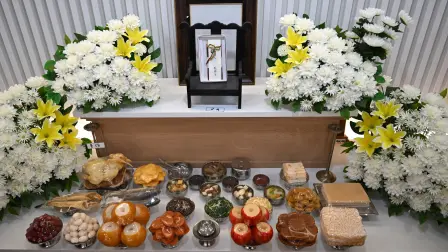 Altar funerario instalado en un aula durante una clase de administración funeraria en el Instituto de Ciencia y Tecnología de Busan.