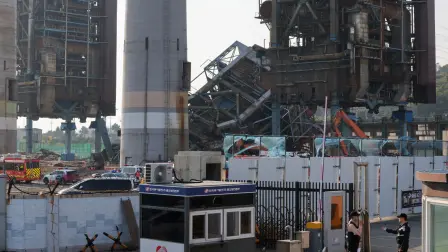 Estructura derrumbada de la central eléctrica, en la costa este de Corea del Sur.