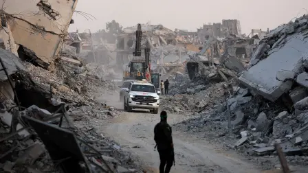 Vehículos de la Cruz Roja circulan por la ciudad de Gaza.