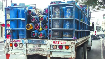 La industria del gas LP calcula que habrá racionamiento del combustible en el centro del país durante las próximas dos semanas, derivado de múltiples causas como restricciones en la distribución de Pemex por falta de mantenimiento en su infraestructura.

Para más información del tema, visita:https://www.eleconomista.com.mx/empresas/amexgas-alerta-racionalizacion-gas-lp-proximas-semanas-20251112-786253.html

¡Síguenos en nuestras redes sociales para mantenerte informado!

Twitter: https://twitter.com/eleconomista 
Facebook: https://www.facebook.com/ElEconomista.mx
Instagram: https://www.instagram.com/eleconomistamx
LinkedIn: https://www.linkedin.com/company/el-economista/

#ElEconomista #EETV