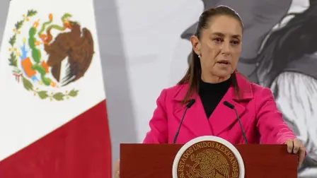 Luego de que maestros de la CNTE intentaran derribar las vallas metálicas que resguardan Palacio Nacional, la presidenta Claudia Sheinbaum aseguró que su gobierno mantiene mesas de diálogo abiertas en distintos estados del país y cuestionó la necesidad de las recientes movilizaciones.

Para más información del tema, visita: https://www.eleconomista.com.mx/politica/sheinbaum-responde-cnte-intento-entrar-palacio-nacional-siempre-habido-dialogo-dice-20251113-786434.html

¡Síguenos en nuestras redes sociales para mantenerte informado!

Twitter: https://twitter.com/eleconomista 
Facebook: https://www.facebook.com/ElEconomista.mx
Instagram: https://www.instagram.com/eleconomistamx
LinkedIn: https://www.linkedin.com/company/el-economista/

#ElEconomista #EETV