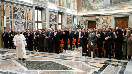 El Papa León XIII camina el día de una audiencia con cineastas y actores internacionales.