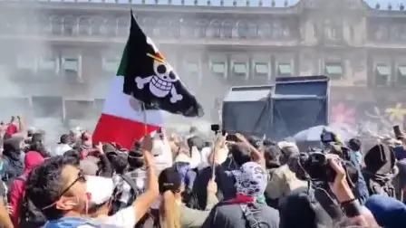 El objetivo de la protesta era expresar el hartazgo contra la inseguridad y exigir acciones en contra de la violencia por parte del crimen organizado.

Para más información del tema, visita: https://www.eleconomista.com.mx/politica/marcha-generacion-z-enfrenta-policias-zocalo-cdmx-20251115-786774.html

¡Síguenos en nuestras redes sociales para mantenerte informado!

Twitter: https://twitter.com/eleconomista 
Facebook: https://www.facebook.com/ElEconomista.mx
Instagram: https://www.instagram.com/eleconomistamx
LinkedIn: https://www.linkedin.com/company/el-economista/
T

#ElEconomista #EETV