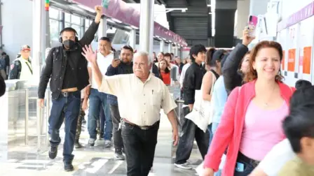 La Línea 1 del Metro reabrió este domingo en su totalidad, de Pantitlán a Observatorio, tras una modernización integral. El proyecto incluye nueva infraestructura, trenes modernizados, estaciones renovadas y mejoras que reducirán tiempos de viaje a 40 minutos.

Para más información del tema, visita: https://www.eleconomista.com.mx/ 

¡Síguenos en nuestras redes sociales para mantenerte informado!

Twitter: https://twitter.com/eleconomista 
Facebook: https://www.facebook.com/ElEconomista.mx
Instagram: https://www.instagram.com/eleconomistamx
LinkedIn: https://www.linkedin.com/company/el-economista/

#ElEconomista #Línea1 #Metro