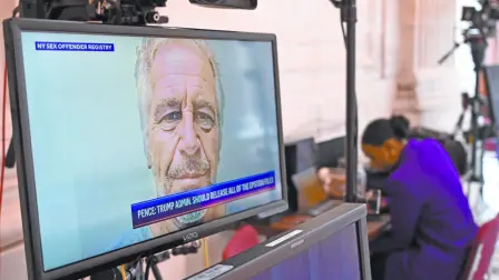 Muchos votantes de Trump creen que su Gobierno ha encubierto los vínculos de Epstein con figuras poderosas y oscurecido los detalles que rodean su muerte. 

Para más información del tema, visita: https://www.eleconomista.com.mx/internacionales/casa-blanca-trump-intento-retrasar-votacion-sobre-archivos-epstein-fracaso-20251119-787344.html 

¡Síguenos en nuestras redes sociales para mantenerte informado! 

Twitter: https://twitter.com/eleconomista 
Facebook: https://www.facebook.com/ElEconomista.mx 
Instagram: https://www.instagram.com/eleconomistamx 
LinkedIn: https://www.linkedin.com/company/el-economista/ 

#ElEconomista #EETV