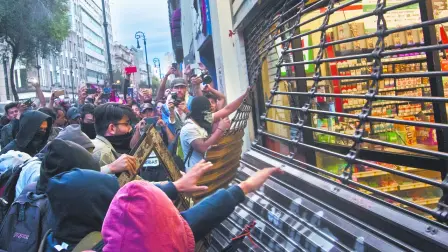 Comerciantes del Centro Histórico exigen alto a la violencia tras pérdidas de 500 millones de pesos durante marcha del pasado 15 de noviembre.

Para más información del tema, visita: https://www.eleconomista.com.mx/estados/comercios-cdmx-gastan-1-000-millones-pesos-anuales-proteccion-marchas-20251120-787469.html

¡Síguenos en nuestras redes sociales para mantenerte informado!

Twitter: https://twitter.com/eleconomista
Facebook: https://www.facebook.com/ElEconomista.mx
Instagram: https://www.instagram.com/eleconomistamx
LinkedIn: https://www.linkedin.com/company/el-economista/

#ElEconomista #EETV