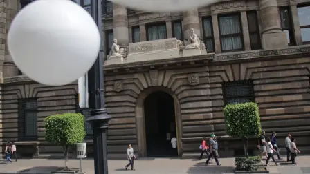 La mayoría de los miembros del Banxico señalaron la debilidad de la economía del país como argumento para recortar las tasas de interés, a pesar de la preocupación constante por la inflación subyacente, según las minutas de la reunión celebrada en noviembre.

Para más información del tema, visita: https://www.eleconomista.com.mx/sectorfinanciero/debilidad-economica-mexico-recortes-fed-permitieron-bajar-tasa-minutas-banxico-20251120-787533.html

¡Síguenos en nuestras redes sociales para mantenerte informado!

Twitter: https://twitter.com/eleconomista 
Facebook: https://www.facebook.com/ElEconomista.mx
Instagram: https://www.instagram.com/eleconomistamx
LinkedIn: https://www.linkedin.com/company/el-economista/

#ElEconomista #EETV