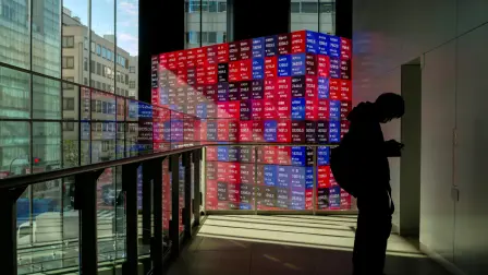 Panel electrónico de cotizaciones muestra los precios de las acciones del Nikkei 225 en la Bolsa de Valores de Tokio.