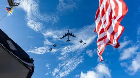 Aviones F/A-18E/F Super Hornet y un bombardero B-52 Stratofortress de la Fuerza Aérea de EU sobrevuelan el Grupo de Ataque del Portaaviones Gerald R. Ford de la Armada de EU, en el Océano Atlántico.