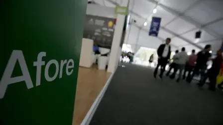 El Sistema de Ahorro para el Retiro disminuirá su tarifa promedio de 0.547% a 0.538% para el próximo año. Es decir, por cada 1,000 pesos que tienes en tu cuenta individual, el costo de administración será de 5.38 pesos.

Para más información del tema, visita: https://www.eleconomista.com.mx/finanzaspersonales/afores-bajaran-comisiones-2026-impacta-ahorro-pensionario-20251122-787800.html

¡Síguenos en nuestras redes sociales para mantenerte informado!

Twitter: https://twitter.com/eleconomista 
Facebook: https://www.facebook.com/ElEconomista.mx
Instagram: https://www.instagram.com/eleconomistamx
LinkedIn: https://www.linkedin.com/company/el-economista/
T

#ElEconomista #EETV