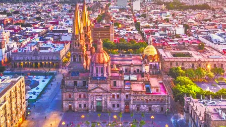 Guadalajara y Tequila logran las dos cosas en apenas tres días: mezclan reuniones de trabajo, hoteles funcionales, arte, historia y el paisaje agavero