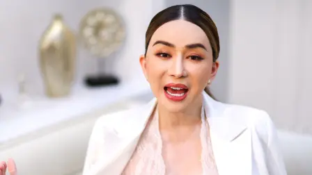 Un tribunal de Tailandia emitió una orden de arresto contra la magnate de los medios y copropietaria del certamen Miss Universo por presunto fraude de casi un millón de dólares, informó un funcionario judicial el miércoles.