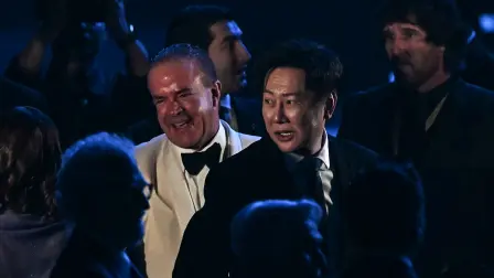 El director de Miss Universo Tailandia, Nawat Itsaragrisil (der.), y el empresario mexicano y presidente de la Organización Miss Universo, Raúl Rocha (izq.).