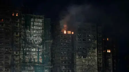 La policía dijo que los arrestados eran sospechosos de homicidio involuntario por utilizar materiales inseguros.

Para más información del tema, visita: https://www.eleconomista.com.mx/internacionales/detienen-jefes-constructora-incendio-hong-kong-hay-83-muertos-300-desaparecidos-20251127-788609.html

¡Síguenos en nuestras redes sociales para mantenerte informado!

Twitter: https://twitter.com/eleconomista 
Facebook: https://www.facebook.com/ElEconomista.mx
Instagram: https://www.instagram.com/eleconomistamx
LinkedIn: https://www.linkedin.com/company/el-economista/

#ElEconomista #HongKong