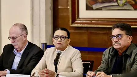 Tras cinco días de bloqueos, el Gobierno de México alcanzó un acuerdo con transportistas y agricultores para liberar carreteras y atender demandas de seguridad y agua.

Para más información del tema, visita: https://www.eleconomista.com.mx/politica/gobierno-manifestantes-acuerdan-levantar-bloqueos-mesas-dialogo-sobre-agua-seguridad-20251128-788759.html

¡Síguenos en nuestras redes sociales para mantenerte informado!

Twitter: https://twitter.com/eleconomista
Facebook: https://www.facebook.com/ElEconomista.mx
Instagram: https://www.instagram.com/eleconomistamx
LinkedIn: https://www.linkedin.com/company/el-economista/

#ElEconomista #EETV