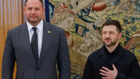 El presidente ucraniano, Volodimir Zelenski, anunció esteviernes que su poderoso jefe de gabinete, Andrii Yermak, había presentado su renuncia tras el registro de su domicilio por parte de los investigadores de la agencia anticorrupción.

Para más información del tema, visita: https://www.eleconomista.com.mx/ 

¡Síguenos en nuestras redes sociales para mantenerte informado!

Twitter: https://twitter.com/eleconomista 
Facebook: https://www.facebook.com/ElEconomista.mx
Instagram: https://www.instagram.com/eleconomistamx
LinkedIn: https://www.linkedin.com/company/el-economista/

#ElEconomista #Zelenski #AndriyYermak