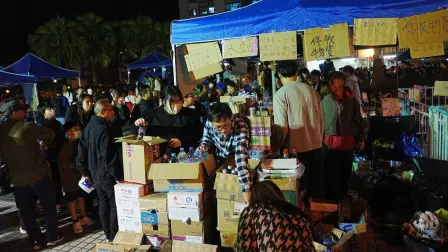 Cientos de voluntarios se han movilizado para ayudar a las víctimas, clasificando y distribuyendo artículos, desde pañales hasta comida caliente.

Para más información del tema, visita: https://www.eleconomista.com.mx/internacionales/cifra-muertos-incendio-hong-kong-sube-128-llevan-cabo-detenciones-20251128-788787.html

¡Síguenos en nuestras redes sociales para mantenerte informado!

Twitter: https://twitter.com/eleconomista 
Facebook: https://www.facebook.com/ElEconomista.mx
Instagram: https://www.instagram.com/eleconomistamx
LinkedIn: https://www.linkedin.com/company/el-economista/

#ElEconomista #EETV