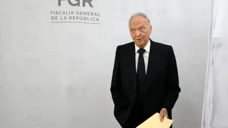 La presidenta de México, Claudia Sheinbaum, dijo este viernes que espera una mayor "coordinación" entre las instituciones de seguridad de su gobierno y la Fiscalía General, tras la renuncia de su titular.

Para más información del tema, visita: https://www.eleconomista.com.mx/politica/sheinbaum-espera-coordinacion-nuevo-fiscal-general-renuncia-gertz-manero-20251128-788790.html

¡Síguenos en nuestras redes sociales para mantenerte informado!

Twitter: https://twitter.com/eleconomista 
Facebook: https://www.facebook.com/ElEconomista.mx
Instagram: https://www.instagram.com/eleconomistamx
LinkedIn: https://www.linkedin.com/company/el-economista/
T

#ElEconomista #EETV