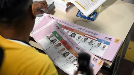 Un trabajador electoral maneja papeletas durante las elecciones generales en Tegucigalpa.