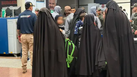 Miembros de la comunidad Lev Tahor siendo expulsados ​​de Colombia.