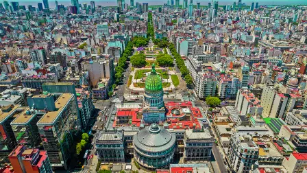 La Ciudad de Buenos Aires colocó 600 mdd con el objetivo de mejorar su perfil de vencimientos, buscando una solución de mercado para su deuda. Sostiene que es el único distrito que no incumplió sus pagos de deuda en 2001 y uno de los pocos que no adhirió a la reestructuración de 2020 impulsada por el Gobierno nacional, y cumplió sus obligaciones.