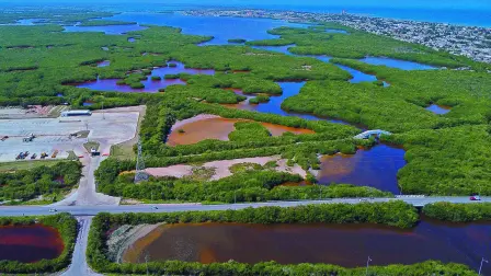 La nueva Ley General y la reforma a la Ley de Aguas Nacionales se discutirán hoy en la Comisión de Recursos Hidráulicos de la Cámara de Diputados. Por otro lado, productores de Chihuahua, Aguascalientes, Guanajuato y Baja California Sur, luego de reunirse con legisladores de oposición, advirtieron que alistan movilizaciones con tractores como forma de presión para ser escuchados.