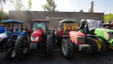 Agricultores de diversas regiones del país bloquean las inmediaciones de la Cámara de Diputados para exigir que se detenga la discusión de la Ley de Aguas.