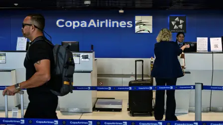 Una pasajera deja su equipaje en el mostrador de Copa Airlines en el Aeropuerto Internacional de Tocumen en la Ciudad de Panamá.