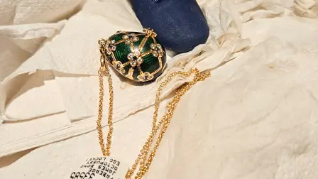Huevo de Fabergé verde con incrustaciones de diamantes, recuperado en Auckland.