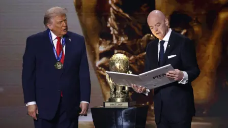 El presidente de la FIFA, Gianni Infantino, entrega al presidente de EU, Donald Trump, el Premio de la Paz de la FIFA durante el sorteo final de la Copa Mundial de la FIFA 2026.