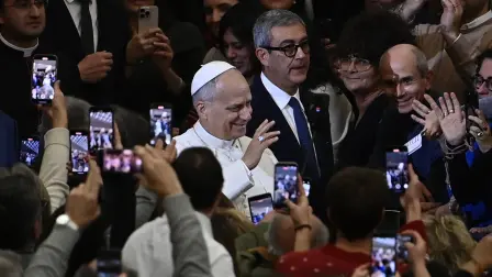 Papa León XIV saluda a decenas de fieles católicos.
