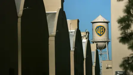 La icónica torre de agua de la Warner Bros.