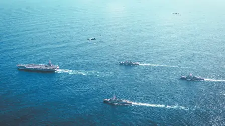 Un conjunto de buques de guerra estadounidenses escolta al portaaviones Gerald Ford en aguas del Caribe en imagen del 11 de noviembre.