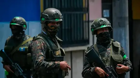 Guatemala y México comparten una frontera de casi 1,000 kilómetros donde abundan los pasos ilegales y la inseguridad. En algunas zonas operan grupos de narcotraficantes de las dos naciones.

Para más información del tema, visita: https://www.eleconomista.com.mx/internacionales/militar-guatemalteco-resulta-herido-enfrentamiento-presunto-grupo-armado-mexicano-20251208-790180.html

¡Síguenos en nuestras redes sociales para mantenerte informado!

Twitter: https://twitter.com/eleconomista
Facebook: https://www.facebook.com/ElEconomista.mx
Instagram: https://www.instagram.com/eleconomistamx
LinkedIn: https://www.linkedin.com/company/el-economista/

#ElEconomista #EETV