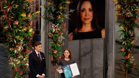 Ana Corina Sosa recibió en Oslo el Nobel de la Paz en nombre de su madre, quien no llegó a la ceremonia por motivos de seguridad.