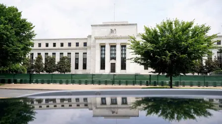 La Reserva Federal de Estados Unidos (Fed) bajó este miércoles, con división de opiniones, su tasa de interés en un cuarto de punto por tercera vez consecutiva por preocupaciones sobre el mercado laboral estadounidense.

Para más información del tema, visita: https://www.eleconomista.com.mx/sectorfinanciero/fed-cierra-ano-recorte-25-puntos-base-tasa-interes-rango-quedo-20251210-790603.html

¡Síguenos en nuestras redes sociales para mantenerte informado!

Twitter: https://twitter.com/eleconomista 
Facebook: https://www.facebook.com/ElEconomista.mx
Instagram: https://www.instagram.com/eleconomistamx
LinkedIn: https://www.linkedin.com/company/el-economista/

#ElEconomista #EETV