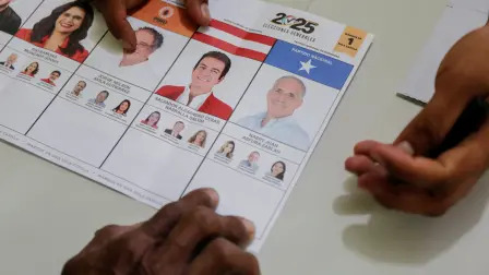 El conteo presidencial se estancó casi al 100% y desató bloqueos y reclamos de nulidad en medio de tensiones políticas.