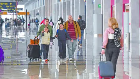 El avance del indicador triplicó el crecimiento de septiembre, mientras que el flujo de viajeros volvió a terreno positivo de forma modesta, al crecer 0.4 por ciento.

Para más información del tema, visita: https://www.eleconomista.com.mx/empresas/divisas-turisticas-recuperan-ritmo-octubre-crecen-9-20251211-790811.html

¡Síguenos en nuestras redes sociales para mantenerte informado!

Twitter: https://twitter.com/eleconomista 
Facebook: https://www.facebook.com/ElEconomista.mx
Instagram: https://www.instagram.com/eleconomistamx
LinkedIn: https://www.linkedin.com/company/el-economista/

#ElEconomista #EETV